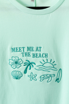 Imagen de Remera DOHA, Remera bordado delantero MEET ME AT THE BEACH