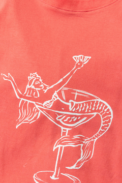 Remera DARIA, Remera con estampa sirena sobre martini - SYES | Mayorista