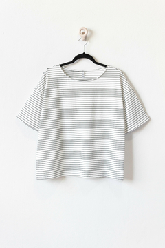 Remera SOLEDAD, Remera rayada de cuello semibote y manga corta - tienda online