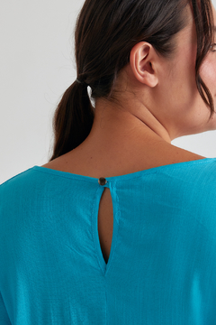 Blusa FIAMA, Blusa de lino elastizado cuello redondo con volados y botón en espalda para acceder en internet