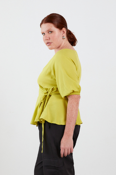 Blusa CAREY, Blusa de poplin escote cruzado con lazo para atar y manga abullonada - comprar online
