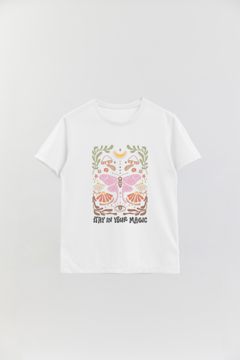 REMERA BASICA STAY IN YOUR MAGIC - comprar online