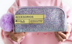 Porta cosméticos Glitter con pompón - HolaCasa
