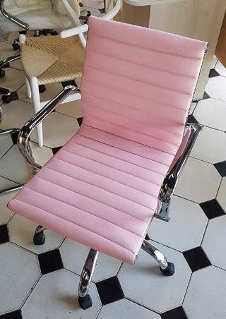 Silla Eames De Escritorio Rosa.