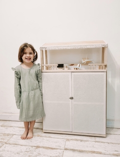 Casita madera Barbie con muebles en internet