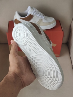 TÊNIS AF1 BRANCO MARRON na internet