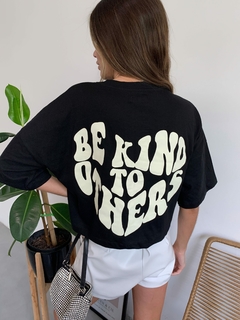 Remera Be Kind en internet