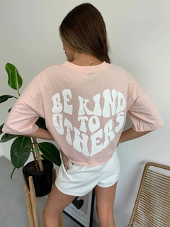 Remera Be Kind - Tienda Veluria