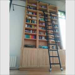 Escalera para biblioteca con ganchos, barandas, escalones de madera y ruedas