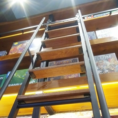 Escalera para biblioteca Industrial con escalones de madera, barandas y ruedas - comprar online