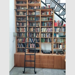 Escalera para biblioteca con ruedas y escalones de hierro - comprar online