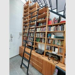 Escalera para biblioteca con ruedas y escalones de hierro