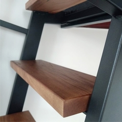 Escalera para altillo o entrepiso mediana con baranda y escalones de madera en internet