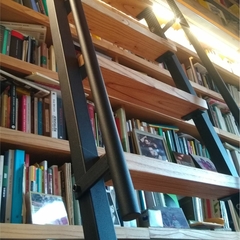 Imagen de Escalera para biblioteca con ganchos, barandas y ruedas