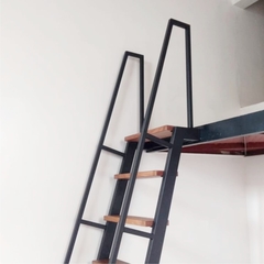 Escalera para altillo o entrepiso mediana con baranda y escalones de madera