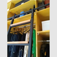 Escalera para Vestidor con ganchos y escalones de madera en internet