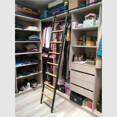 Escalera para Vestidor con ganchos y escalones de madera - tienda online