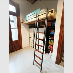 Escalera para cama con ganchos, barral y escalones de madera y barandas