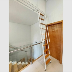 Escalera para altillos o entrepisos con escalones de madera anchos, barandas y ruedas - Veilot