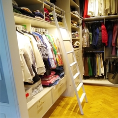 Escalera para Vestidor con ganchos y escalones de hierro