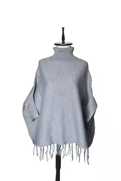 PONCHO CON CUELLO, PUÑOS Y FLECOS en internet