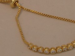 Pulseira dourada com zircônias ajustável na internet