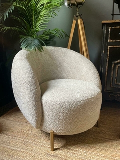 sillon de un cuerpo tapizado en boucle con estructura metalica dorada