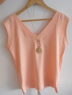 REMERA DAMAS CUELLO SCOTE V DELANTERA Y ESPALDA 100% ALGODON ART 1122 (I7006-S-ROSA)