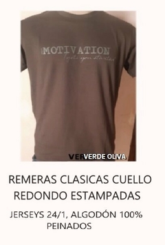 REMERA MOTIVATION CUELLO REDONDO 100% ALGODON JERSEY 24/1 COLOR CON ESTAMPADO MOTIVATION (I8004-S-OLIVA)