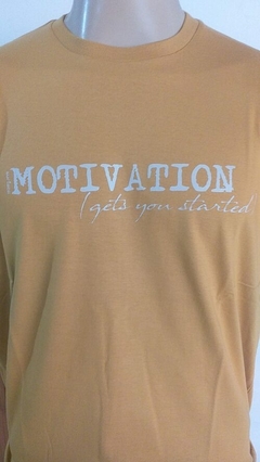 REMERA MOTIVATION CUELLO REDONDO 100% ALGODON JERSEY 24/1 COLOR CON ESTAMPADO MOTIVATION (I8004-L-MOSTAZA)