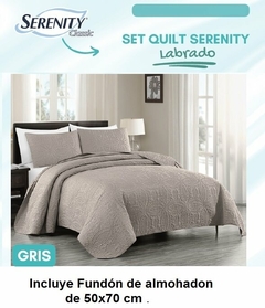 CUBRECAMA 2 1/2 QUEEN LINEA SERENITY QUILT CON 2 FUNDONES DE ALMOHADON DE 50X70CM (MEDIDA:235X240CM) (A9020-3GRIS)