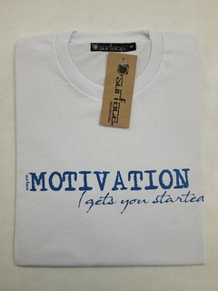 REMERA MOTIVATION CUELLO REDONDO 100% ALGODON JERSEY 24/1 COLOR CON ESTAMPADO MOTIVATION (I8004-XL-BLANCO)