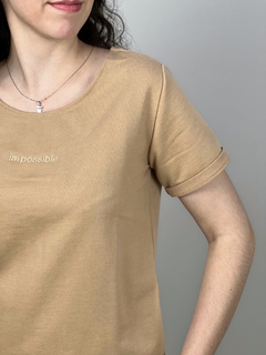 Blusa (Im)possible Caramelo - comprar online