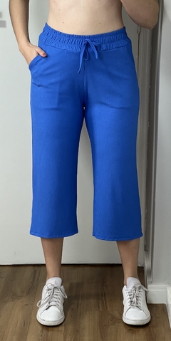 Calça Pantacourt Canelada Azul - comprar online