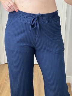 Calça Pantacourt Canelada Marinho - comprar online