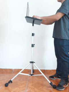 Suporte tripé projetor notebook com bandeja retrátil 1,70m com rodízios