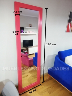 Imagen de Espejo de pie con marco en madera maciza laqueado color rosa 1,90 x 0,60 mts (EM110M)