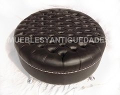 Banqueta Puff redondo capitoné con patas de metal tapizado en pana cuero vinílico ecocuero cuerina color negro (PG106M)