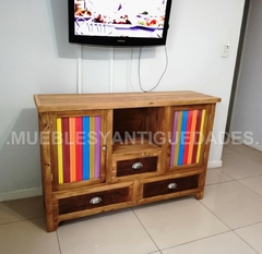 Imagen de Mueble para TV / audio de diseño realizado en madera maciza con tapa de pinotea (TV109M)