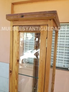 Vitrina cristalero farmacia estilo inglés en pinotea con 2 puertas laterales (VI103A) - Muebles y Antiguedades - Argentina
