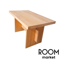 Mesa ratona de madera de paraíso con diseño moderno y minimalista.