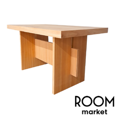 Mesa ratona de madera de paraíso con diseño moderno y minimalista.