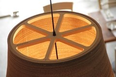 Lámpara Cono colgante Estepa de cartón corrugado. Diseño sustentable.