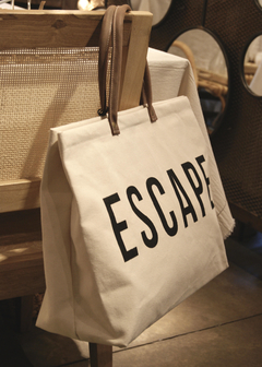 BOLSO DE LONA CON ESTAMPA Y MANIJONES SIMIL CUERO CON REFUERZO INTERIOR EN LA BASE - DISEÑO ESCAPE - comprar online