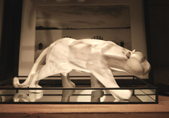 LEOPARDO DE CERÁMICA - COLOR BLANCO - MEDIDAS APROX. 2809 cm. - DISEÑO MARBLE