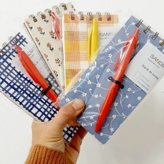 cuaderno block con lapicera