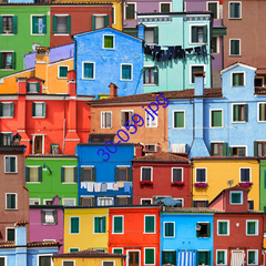 Una colorida fachada de edificios en una calle, mostrando una variedad de colores vibrantes en las paredes.