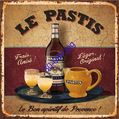 Imagen de una lámina de decoupage que presenta una botella de Pastis y vasos en una bandeja, con un diseño vintage.