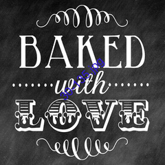 Lámina decorativa con la frase "Baked with Love" en un diseño estilo pizarra.