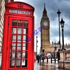 Cabina telefónica roja frente al Big Ben en Londres, con un cielo nublado.